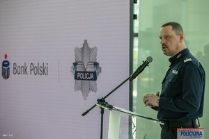na zdjęciu komendant główny przy mównicy w trakcie przemówienia