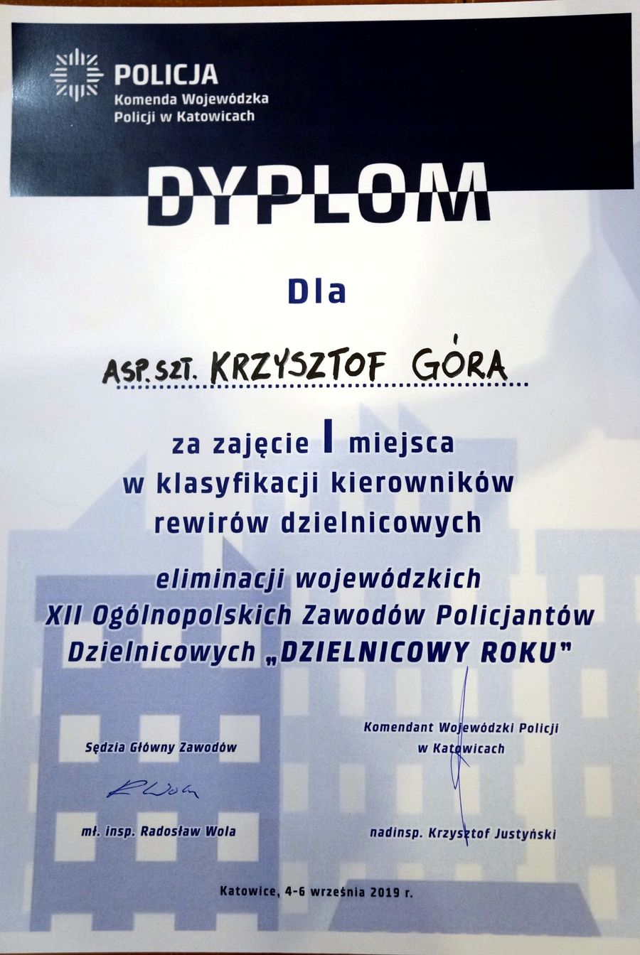 Na zdjęciu widoczny dyplom. 