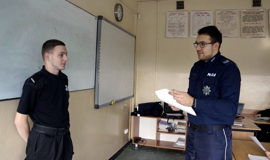 Kadet podczas zajęć praktycznych z udziałem oficera prasowego