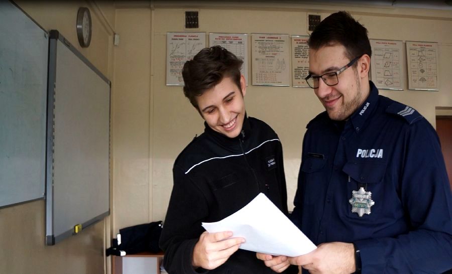 Kadet podczas zajęć praktycznych z udziałem oficera prasowego