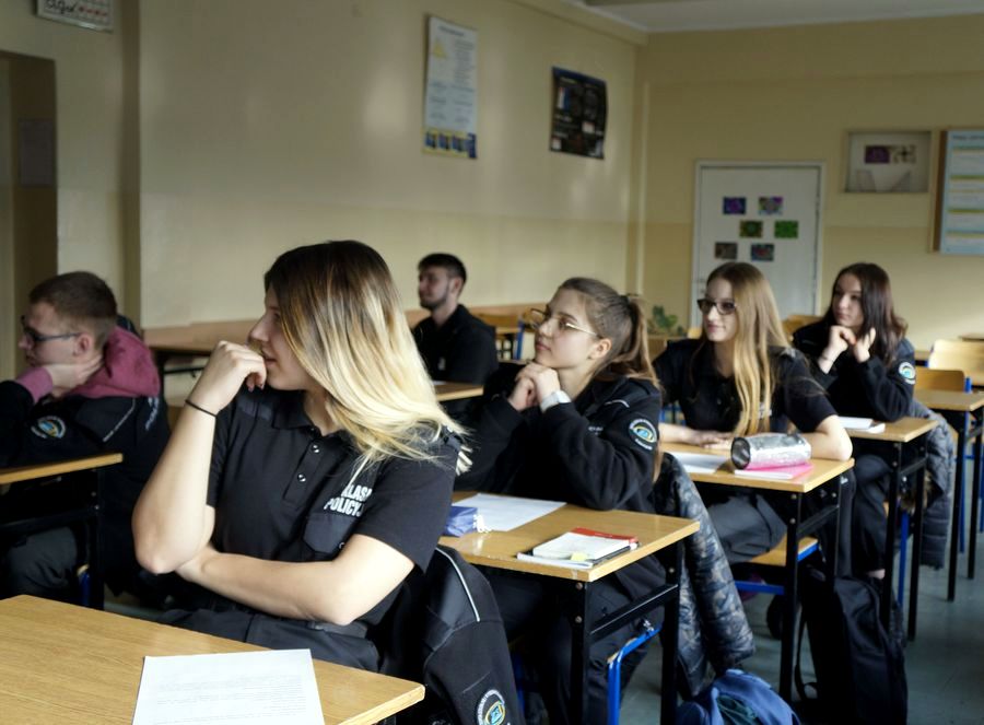 Uczniowie podczas zajęć prowadzonych przez oficera prasowego