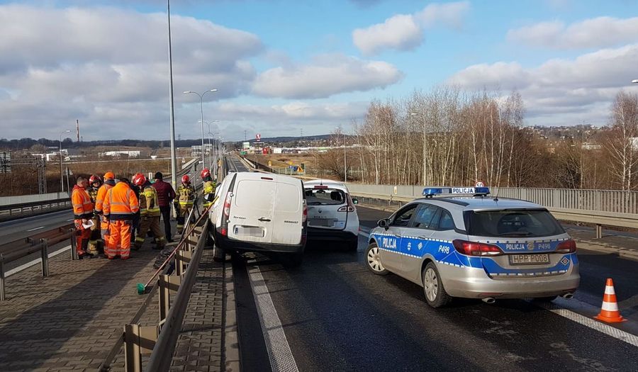 Miejsce wypadku drogowego. Policjanci wykonujący czynności.