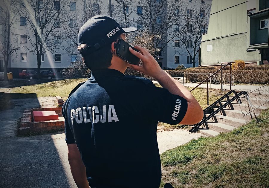 Na zdjęciu policjant podczas kontroli osoby objętej kwarantanną