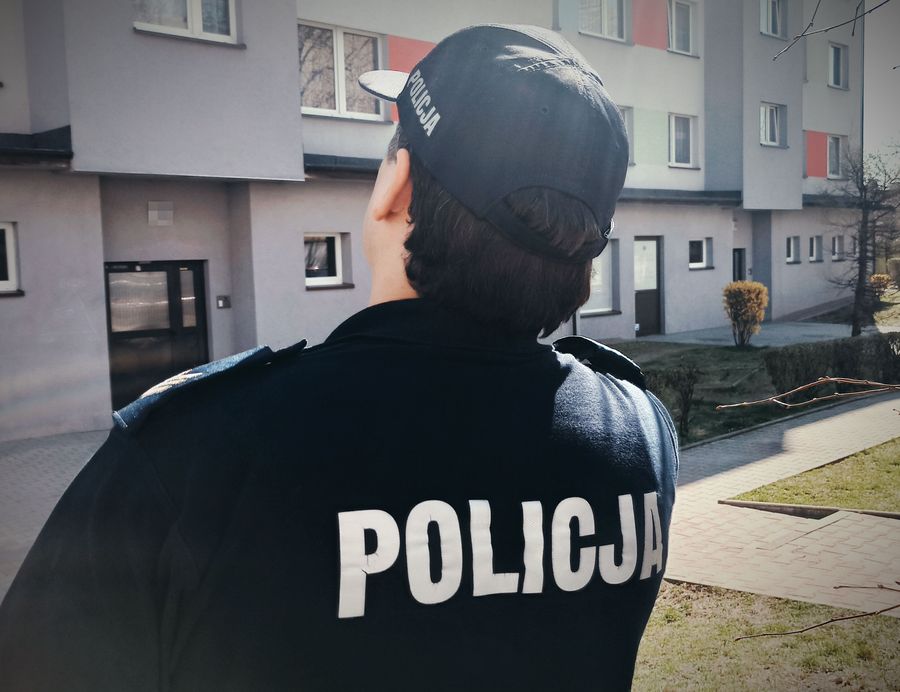 Na zdjęciu policjant podczas kontroli osoby objętej kwarantanną