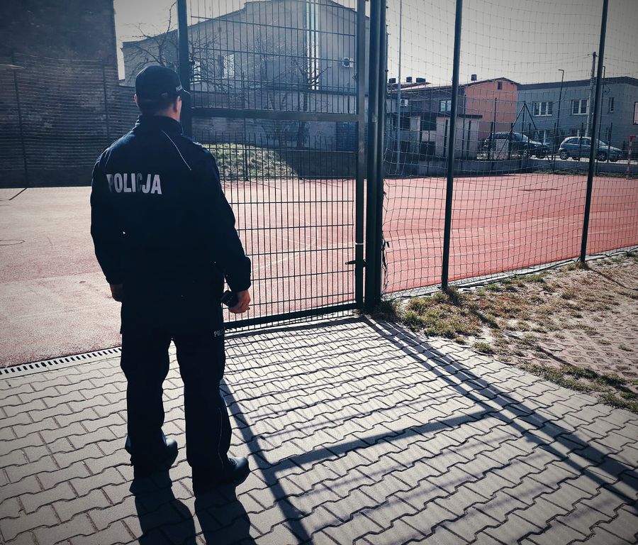 Na zdjęciu policjanci kontrolujący miejsca gdzie mogą grupować się osoby