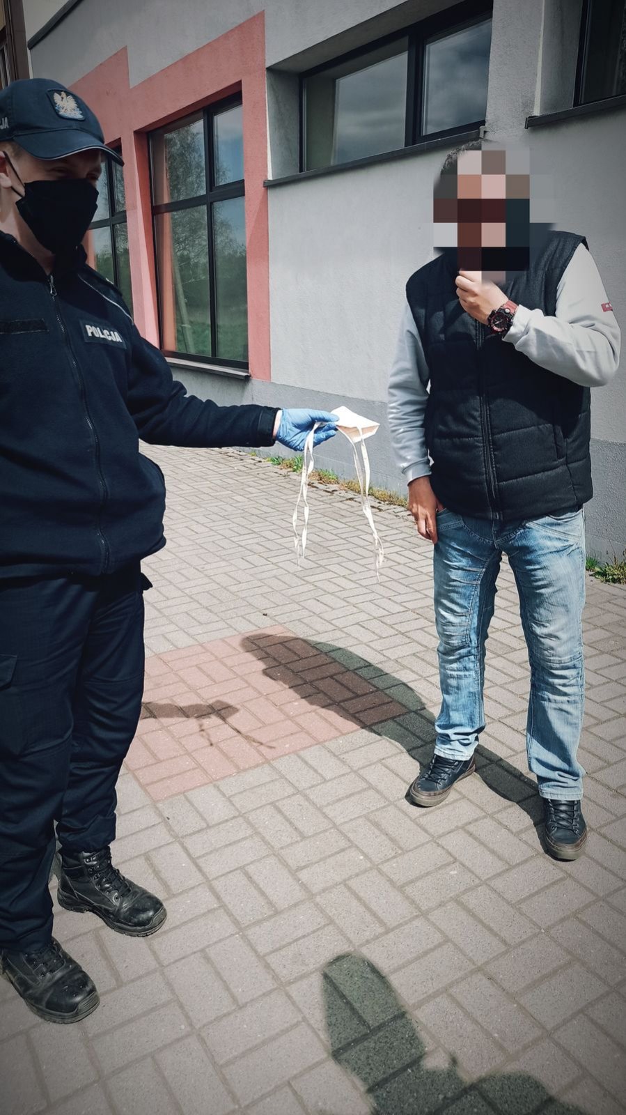 Policjanci rozdający maseczki mieszkańcom