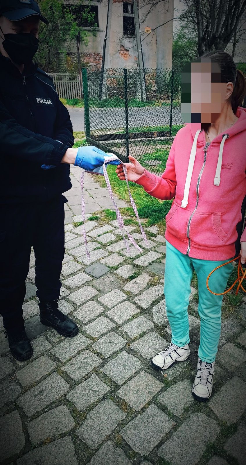 Policjanci rozdający maseczki mieszkańcom