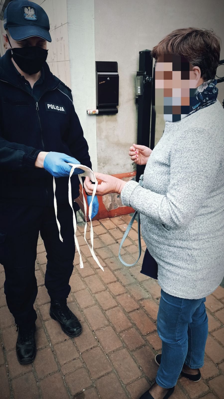 Policjanci rozdający maseczki mieszkańcom