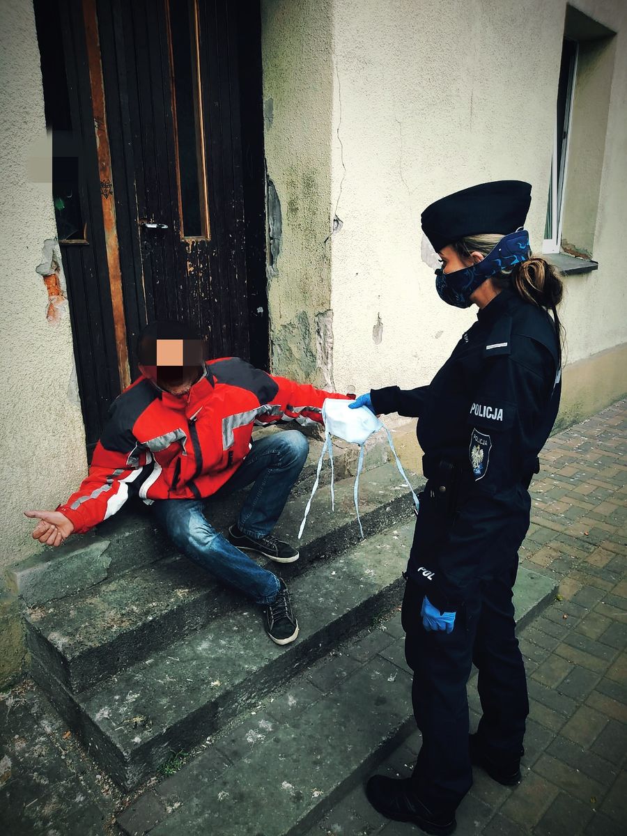 Policjanci rozdający maseczki mieszkańcom
