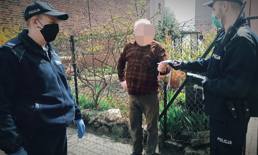 Policjanci rozdający maseczki mieszkańcom