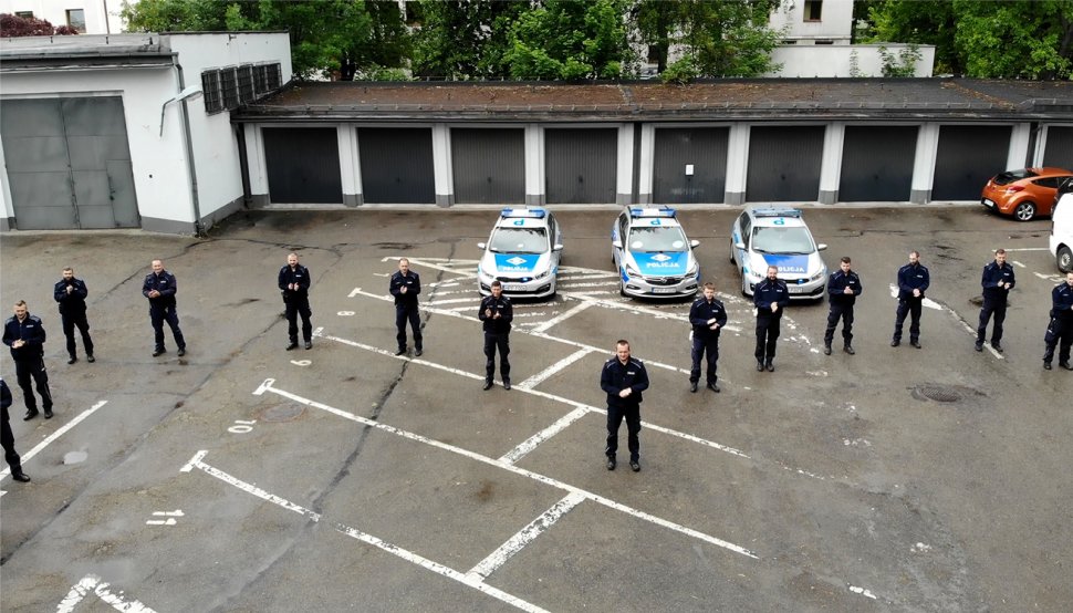 Widok z góry. Policjanci robiący pompki, patrząc z góry na ustawienie policjantów, widzimy kształt serca. 