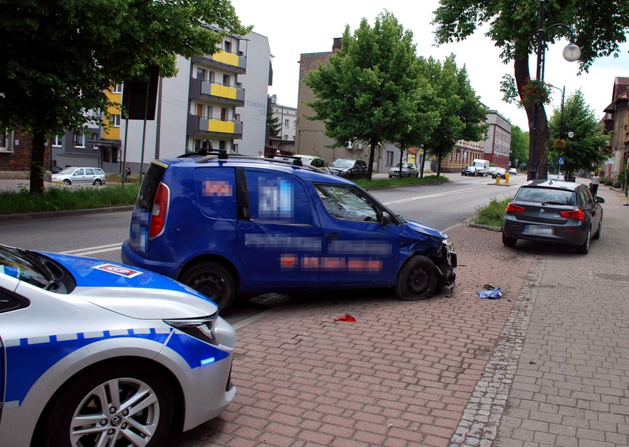 Na zdjęciu widoczny radiowóz oraz pojazd biorący udział w zdarzeniu