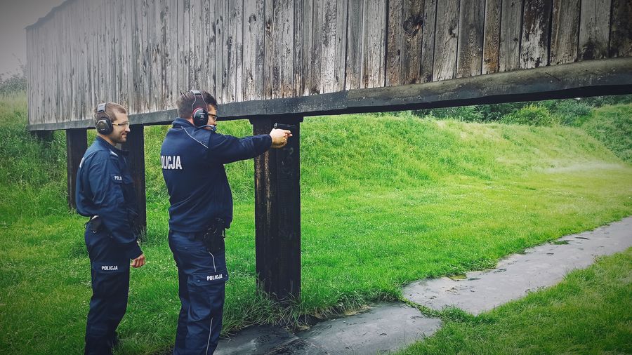 Na zdjęciu policjant oddający strzał