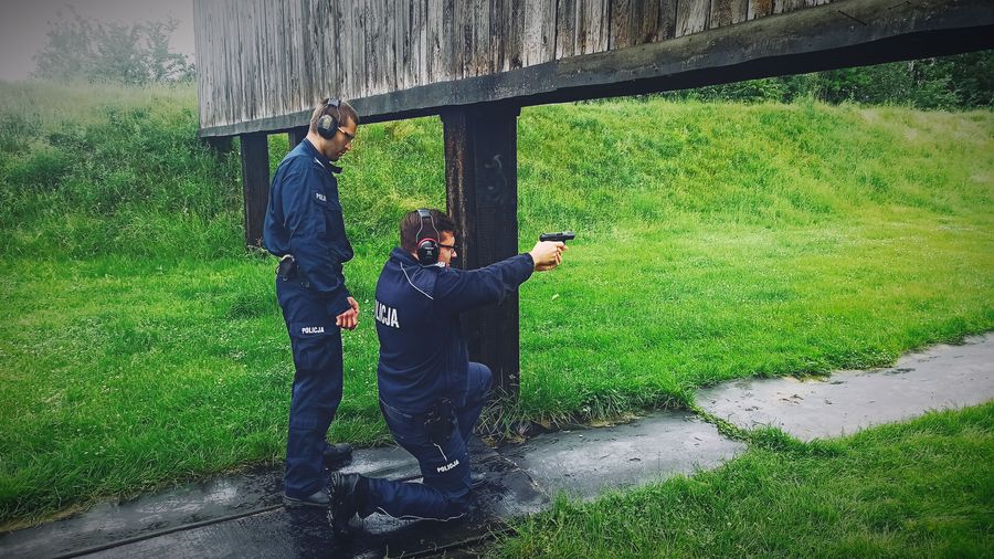 Na zdjęciu policjant oddający strzał