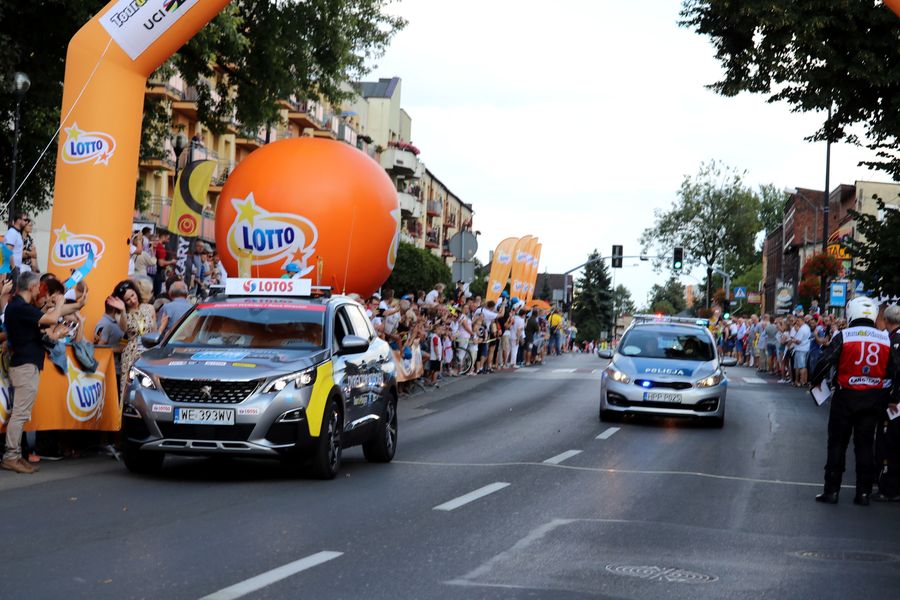 Lotna premia z ubiegłorocznego wyścigu kolarskiego oraz radiowóz prowadzący peleton.