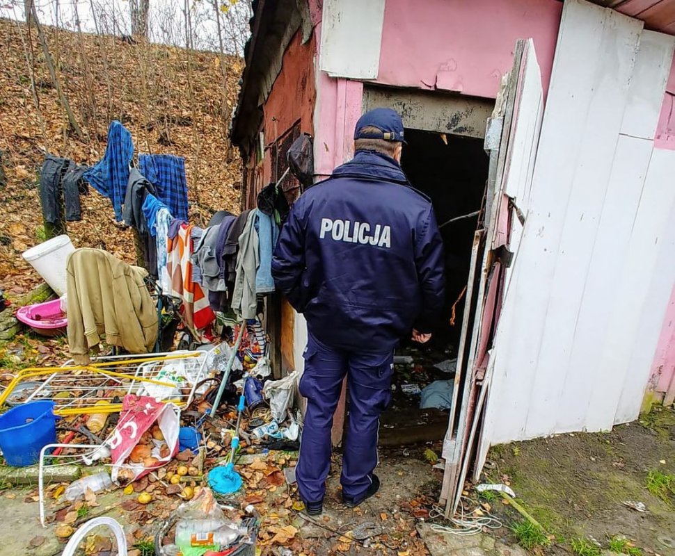 Na zdjęciu policjant kontrolujący miejsce przebywania osoby bezdomnej