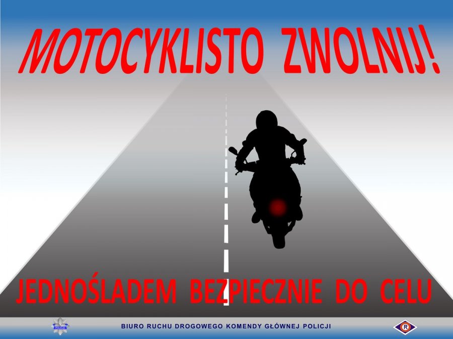 W górnej części plakatu znajduje się czerwony napis "Motocyklisto zwolnij" Na środku plakatu jest droga, a na niej motocyklista. W dolnej części plakatu znajduje się czerwony napis "Jednośladem bezpiecznie do celu"