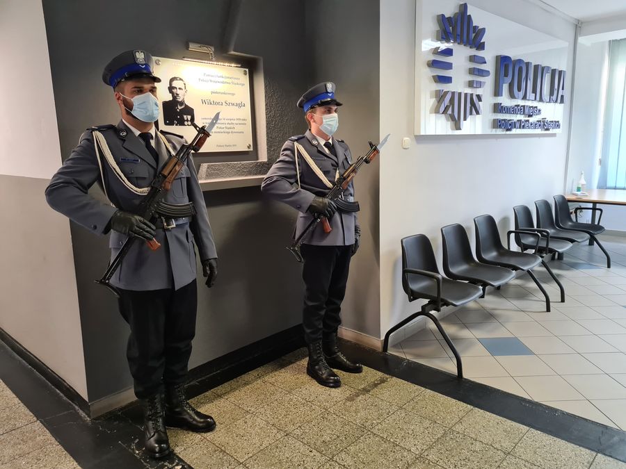 Policjanci pełniący wartę przy tablicy pamięci