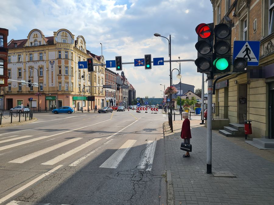 Skrzyżowanie ulicy Bytomskiej z ulicą Miarki oraz ulicą Wyszyńskiego w Piekarach Śląskich. Na ul. Bytomskiej za skrzyżowaniem ustawione są znaki wskazujące zmianę organizacji ruchu w związku z przebudową ulicy Bytomskiej.