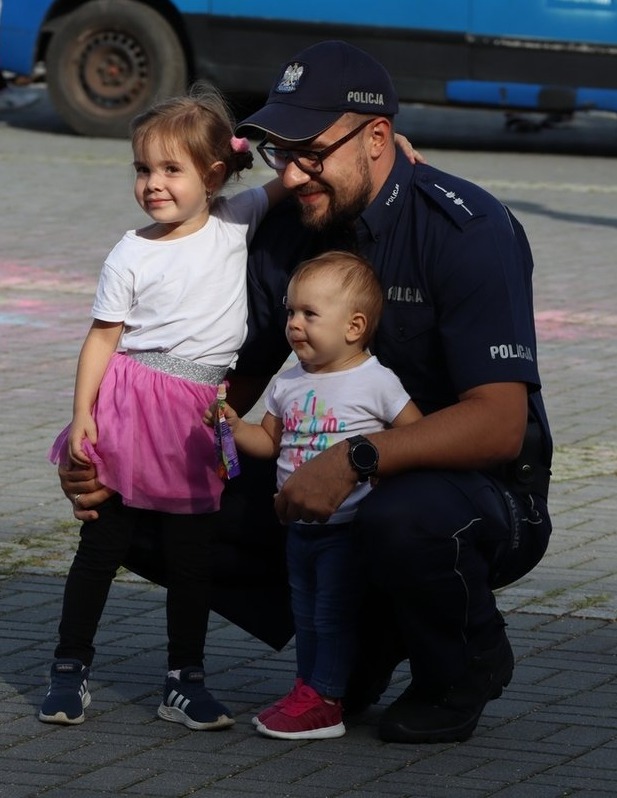 Zdjęcie policjanta z dziećmi