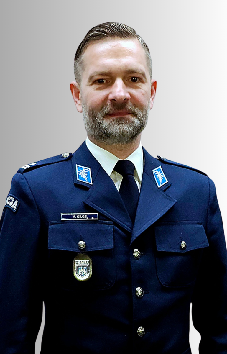 Wizerunek 1 Zastępcy Komendanta Miejskiego Policji w Piekarach Śląskich podinspektora Mateusza Gilge