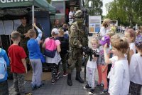 Zdjęcia z pikniku rodzinnego pod Kopcem Wyzwolenia w Piekarach Śląskich w ramach akcji &quot;Bezpieczny odblask&quot;