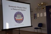 Zdjęcia z odprawy rocznej w budynku piekarskiej Policji