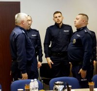 Zdjęcia z odprawy wydziałów prewencji i ruchu drogowego w piekarskiej komendzie. Na zdjęciach znajdują się policjanci obecni podczas podsumowania pracy w 2018 roku.