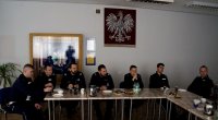 Zdjęcia z odprawy wydziałów prewencji i ruchu drogowego w piekarskiej komendzie. Na zdjęciach znajdują się policjanci obecni podczas podsumowania pracy w 2018 roku.