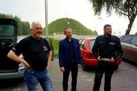 Fotografia kolorowa. Na zdjęciu komendant jednostki, policjant ruchu drogowego oraz II Zastępca Prezydenta Miasta Piekary Śląskie.