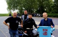 Fotografia kolorowa. Zdjęcie piekarskich komendantów, policjanta ruchu drogowego na służbowym motocyklu oraz Pana Prezydenta.