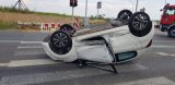 Fotografia kolorowa. Na zdjęciu widoczny leżący na dachu citroen.