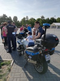 Fotografia kolorowa. Na zdjęciu widoczne policyjne stanowisko pod Kopcem Wyzwolenia.