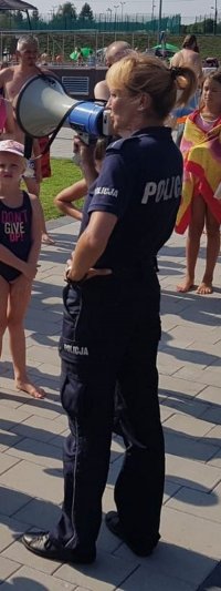 Fotografia kolorowa. Na zdjęciu policjantka podczas prowadzonych zajęć