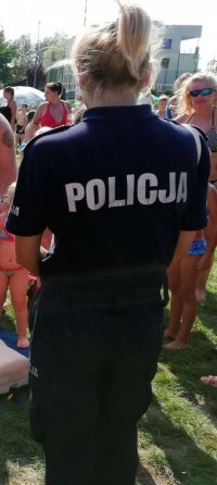 Fotografia kolorowa. Na zdjęciu policjantka podczas prowadzonych zajęć