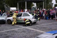 Fotografia kolorowa. Na zdjęciu trwający pokaz służb mundurowych.