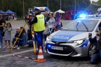 Fotografia kolorowa. Na zdjęciu trwający pokaz służb mundurowych.