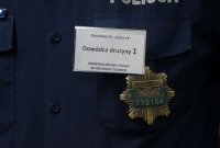 Na zdjęciu plakietka policjanta biorącego udział w ćwiczeniach oraz policyjna gwiazda z numerem identyfikacyjnym