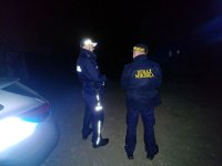 Na zdjęciu policjant oraz strażnik miejski podczas działań