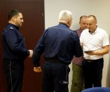 Na zdjęciu komendant wręczający list gratulacyjny policjantowi