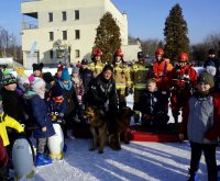 Policjantka wraz z pozostałymi organizatorami