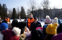 Policjantka w trakcie prowadzonych zajęć na lodowisku