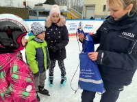 Policjantka rozdająca nagrody dzieciom