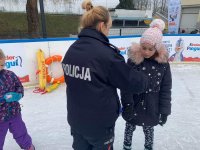 Policjantka rozdająca nagrody dzieciom