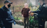 Policjanci rozdający maseczki mieszkańcom