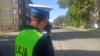 Policjant mierzący prędkość pojazdów