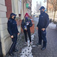 Na zdjęciu policjanci oraz wolontariusze podczas zbiórki