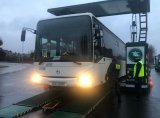 Na zdjęciu policjant oraz inspektorzy ITD kontrolujący autobus