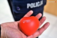 czerwony balon na tle napisu Policja