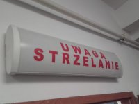 lampa z napisem &quot;uwaga strzelanie&quot;